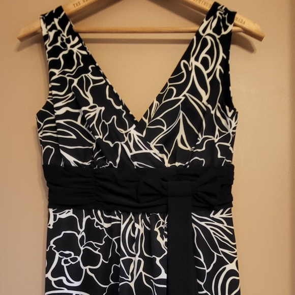 Black & white sleeveless floral dress with attached sash and bow. Size 4 - Picture 2 of 7